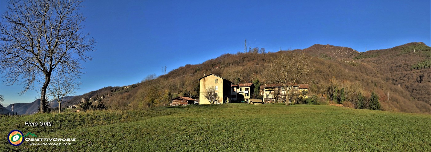 18 Sui prati di Padronecco (545 m) con vista sul versante di salita per lo Zucco.jpg